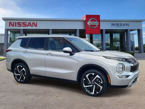 Used 2024 Mitsubishi Outlander SE AWD/4WD image 2
