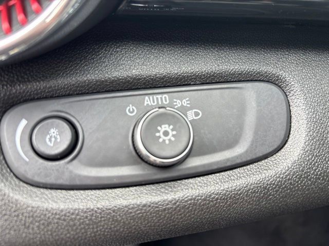 Used 2024 Chevrolet Trax RS w/ Sunroof Package FWD image 17