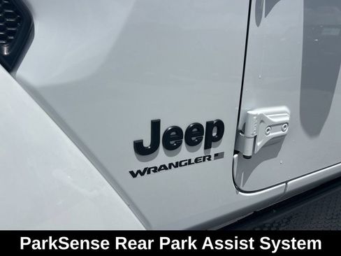 Used 2025 Jeep Wrangler Unlimited Sahara AWD/4WD image 19