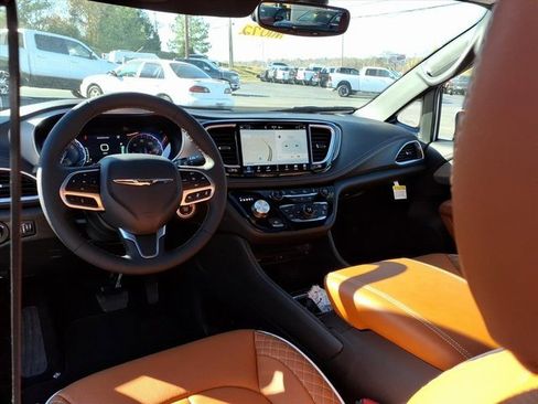 New 2026 Chrysler Pacifica Pinnacle image 11