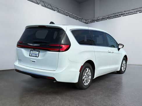 New 2026 Chrysler Pacifica Select FWD image 5