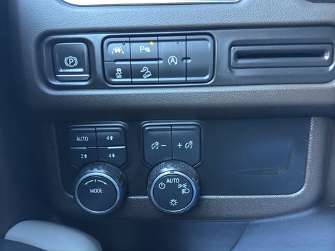 Used 2023 Chevrolet Suburban Z71 image 32