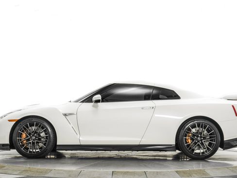 Used 2020 Nissan GT-R Premium image 6