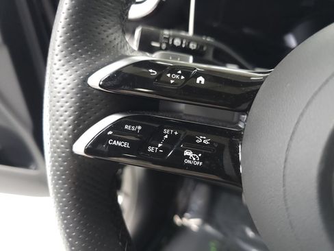 Used 2025 Mercedes-Benz GLC 350e 4MATIC image 11