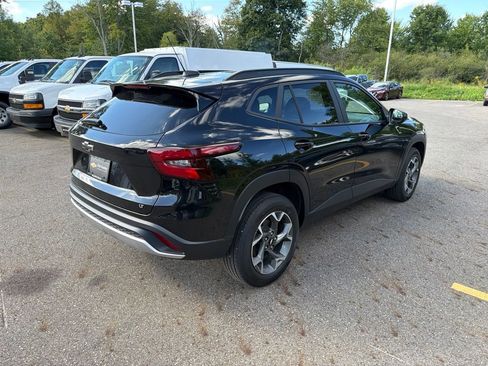 Used 2024 Chevrolet Trax LT w/ Sunroof Package FWD image 9