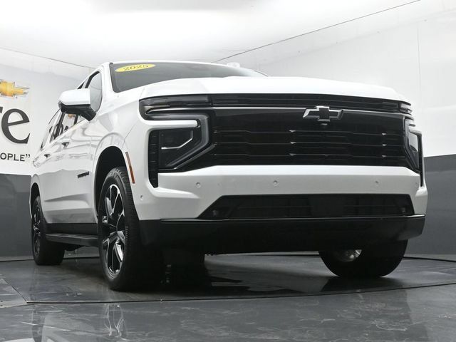 Used 2025 Chevrolet Suburban RST w/ Comfort Package AWD/4WD image 3