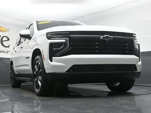 Used 2025 Chevrolet Suburban RST w/ Comfort Package AWD/4WD image 3