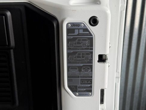 Used 2019 Jeep Wrangler Unlimited Sahara w/ Uconnect 4C Nav & Sound Group AWD/4WD image 26