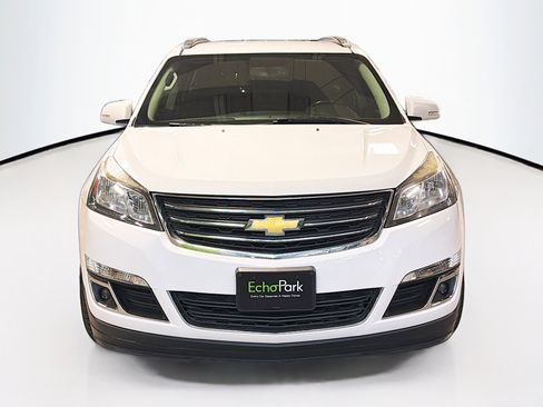 Used 2017 Chevrolet Traverse LT image 2