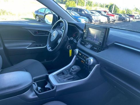 Used 2021 Toyota RAV4 LE FWD image 5