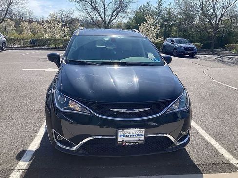 Used 2020 Chrysler Pacifica Touring-L FWD image 3