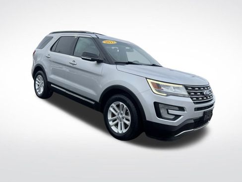 Used 2017 Ford Explorer XLT w/ Equipment Group 202A image 8