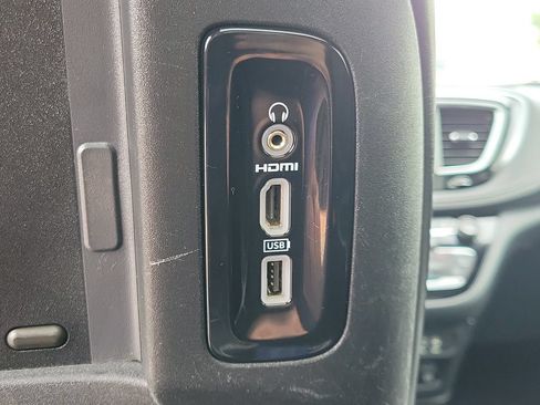 Used 2020 Chrysler Pacifica Limited w/ Advanced Safetytec Group FWD image 17