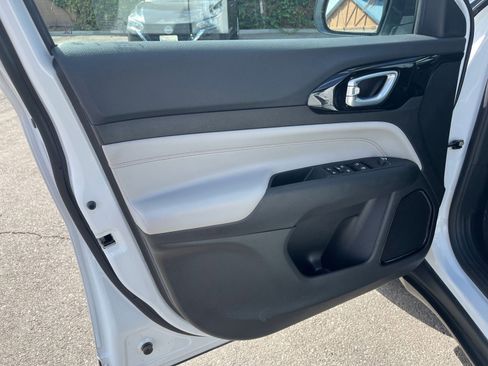 Used 2025 Jeep Compass Limited image 20