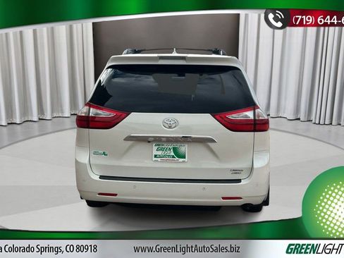 Used 2018 Toyota Sienna Limited Premium w/ Carpet Mat Package image 4