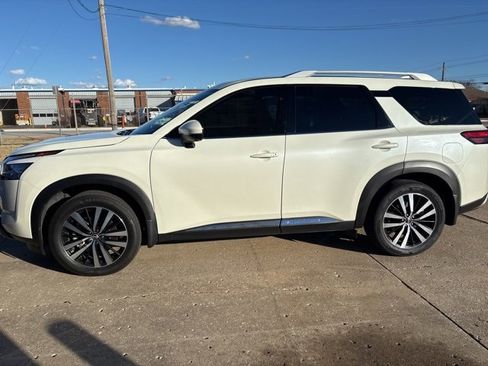 Used 2024 Nissan Pathfinder Platinum w/ Cargo Package image 4