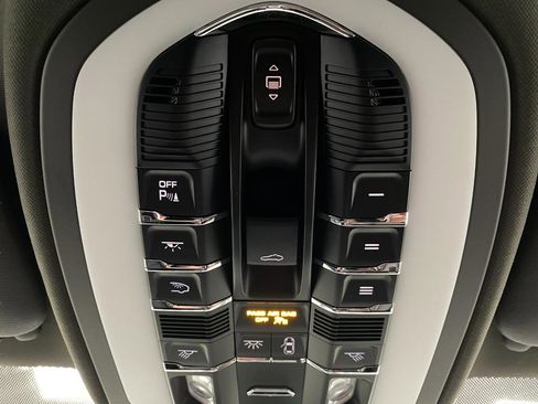 Used 2018 Porsche Cayenne S image 28