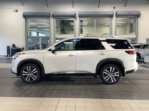 Used 2025 Nissan Pathfinder Platinum AWD/4WD image 3
