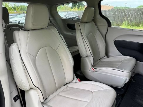 Used 2020 Chrysler Pacifica Limited w/ Advanced Safetytec Group FWD image 21