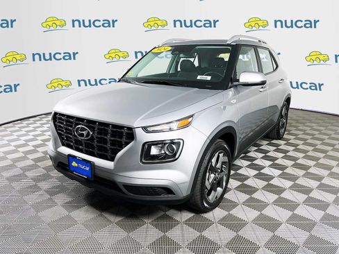 Used 2024 Hyundai Venue SEL FWD image 3