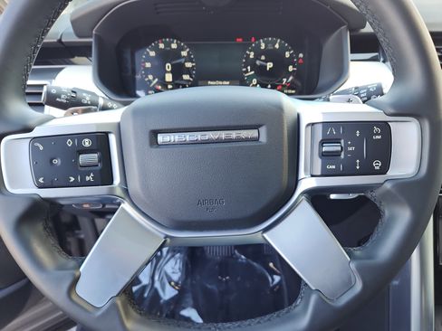 Used 2025 Land Rover Discovery S image 18