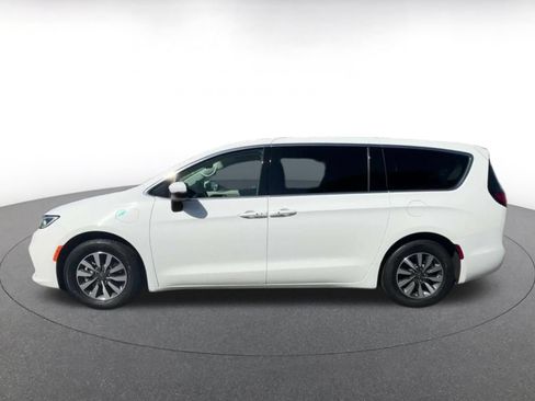 Used 2023 Chrysler Pacifica Touring-L FWD image 7