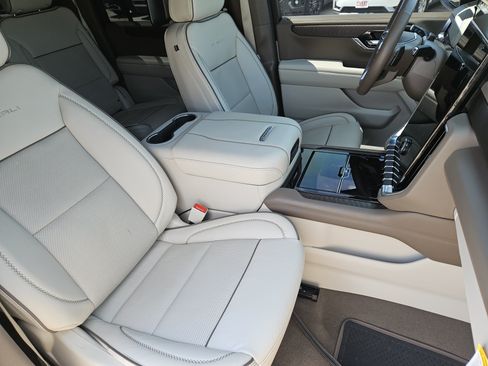 Used 2025 GMC Yukon XL Denali w/ Denali Reserve Package AWD/4WD image 15