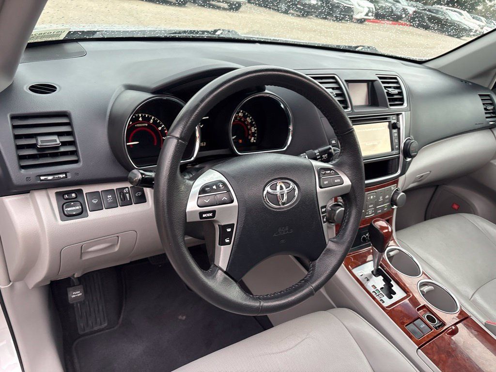 Used 2013 Toyota Highlander Limited FWD image 13