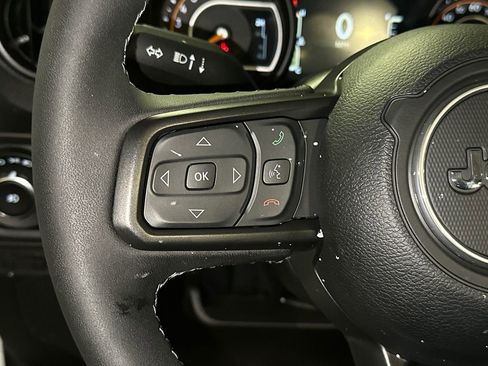 Used 2025 Jeep Wrangler Unlimited Rubicon w/ Technology Group image 26