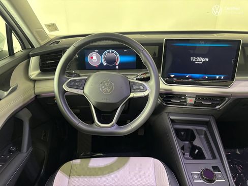 Used 2025 Volkswagen Tiguan SE AWD/4WD image 17