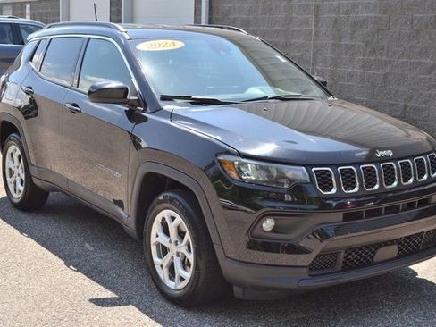 Used 2024 Jeep Compass Latitude AWD/4WD image 2