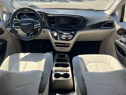 Used 2017 Chrysler Pacifica LX FWD image 13