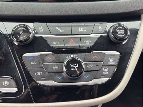 Used 2024 Chrysler Pacifica Touring-L FWD image 14