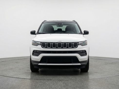 Used 2025 Jeep Compass Limited AWD/4WD image 2