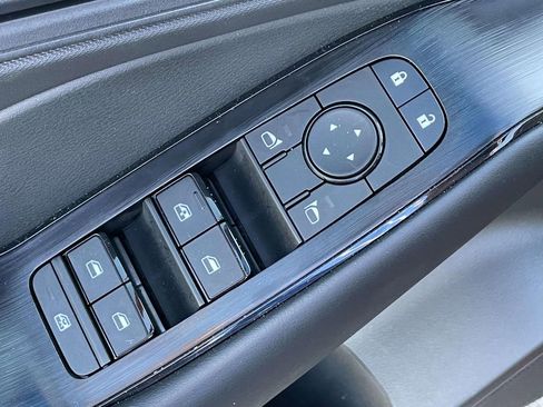 Used 2025 Nissan Rogue S image 15