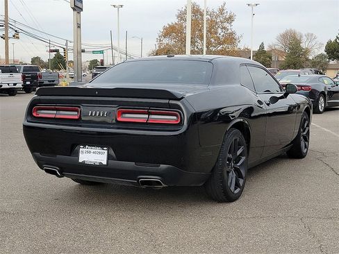 Used 2019 Dodge Challenger SXT w/ Blacktop Package image 10