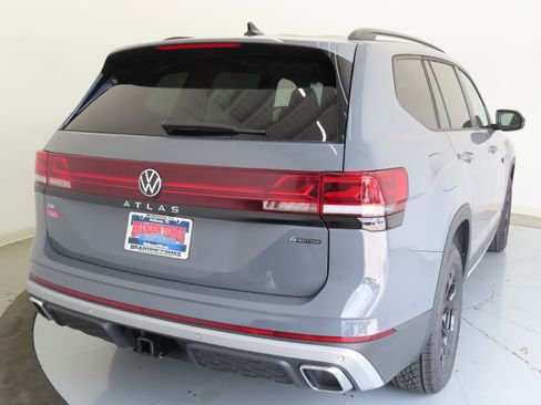 New 2025 Volkswagen Atlas Peak Edition SE image 4