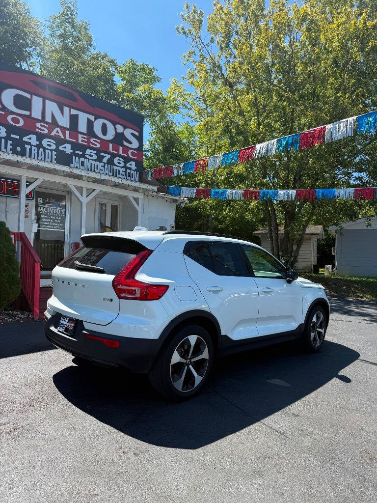 Used 2023 Volvo XC40 B5 Plus AWD/4WD image 5