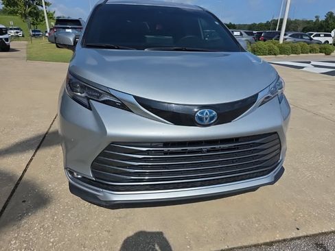 Used 2025 Toyota Sienna Platinum FWD image 8