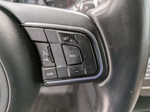 Used 2018 Jaguar XE Premium image 10