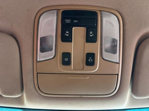 Used 2018 Kia Sedona LX image 24