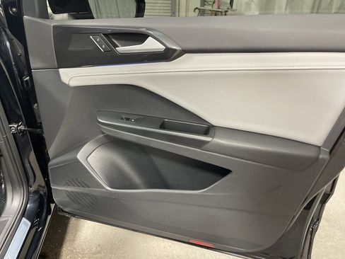 Used 2022 Volkswagen Taos SEL w/ Panoramic Sunroof Package image 11