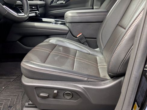 Used 2025 Chevrolet Suburban High Country AWD/4WD image 5