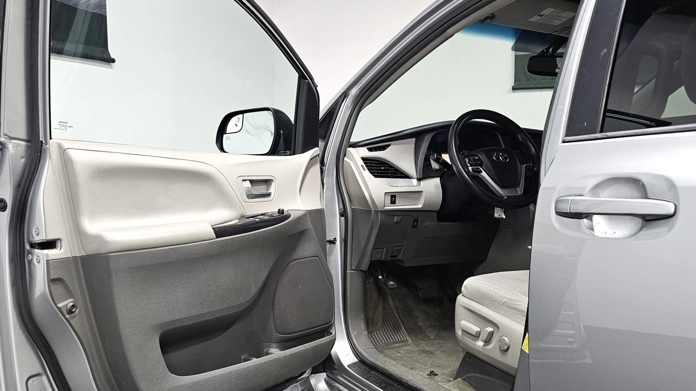 Used 2016 Toyota Sienna LE FWD image 9