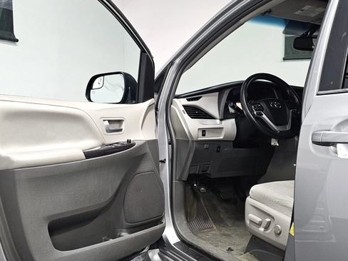 Used 2016 Toyota Sienna LE FWD image 9