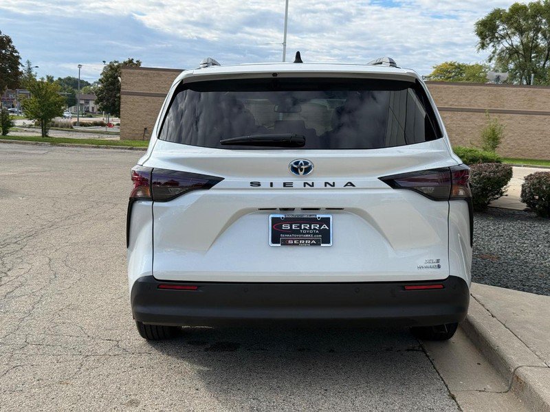 Used 2024 Toyota Sienna XLE FWD image 4