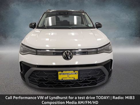 Used 2025 Volkswagen Taos SE AWD/4WD image 2