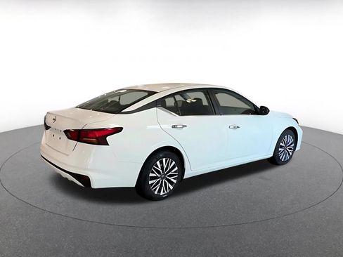 Used 2025 Nissan Altima 2.5 SV FWD image 11