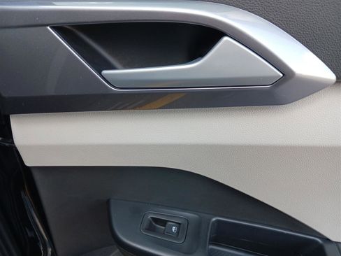 New 2025 Volkswagen Taos SEL image 31