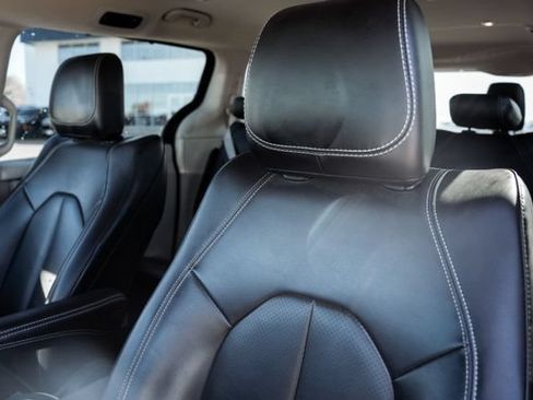 Used 2023 Chrysler Pacifica Touring-L FWD image 24